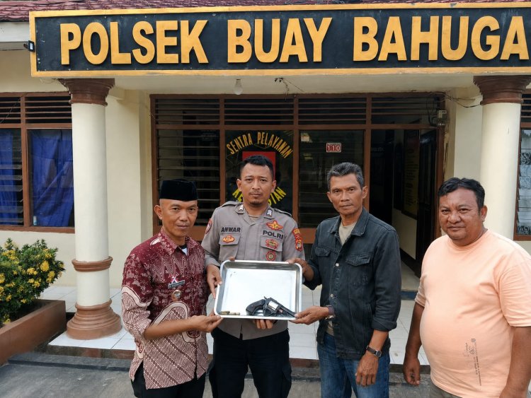 Sadar Hukum, Seorang Warga Bumi Harjo Serahkan Senpi Rakitan Beserta 5 Butir Amunisi ke Polisi
