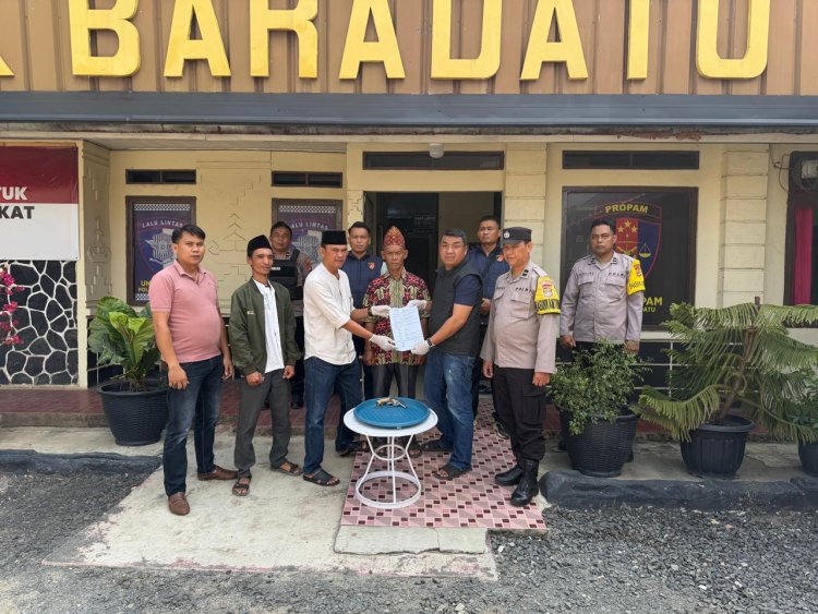 Peduli Kamtibmas, Senpi Rakitan dan Amunisi Milik Warga Diserahkan Kakam Banjar Negara di Polsek Baradatu