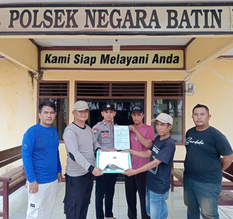 Sinergi Jaga Kamtibmas, Warga Karta Jaya Serahkan Senpi Rakitan kepada Polsek Negara Batin