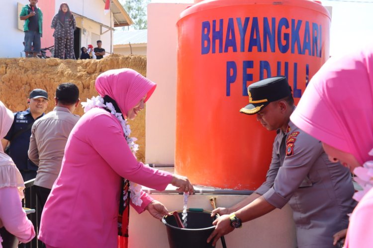Sentuhan Kepedulian Bhayangkari untuk Warga Huntara Linge, Air Bersih dan Sembako Disalurkan