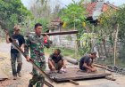 DUKUNG PEMBANGUNAN INFRASTRUKTUR, BABINSA DAMPINGI PENGERJAAN JEMBATAN PERINTIS GARUDA KAMPUNG KOTABUMI