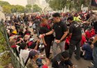 Di Tengah Pelayanan Penyampaian Pendapat, Satgas Gakkum Polda Metro Jaya Bagikan Roti dan Minuman