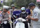 Satlantas Polres Subang & Jasa Raharja Bagikan Cinderamata, Edukasi Keselamatan Lewat Pendekatan Simpatik