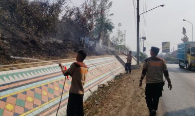 Satgas Karhutla Polres Way Kanan Bersama TNI  Damkar dan BPBD Padamkan Kebakaran Lahan di Umpu Semenguk