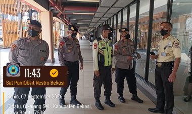 Sat Pamobvit Polres Metro Bekasi Bagikan 300 Masker Gratis, Antisipasi Dampak Debu Vulkanik Anak Krakatau
