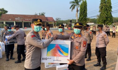 Tingkatkan Pelayanan dan Kesiapsiagaan Karhutla, Polres Way Kanan Salurkan PC AIO hingga Peralatan Pemadam ke Polsek Jajaran