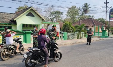 ANTISIPASI DAMPAK AKTIVITAS GUNUNG ANAK KRAKATAU, KODIM 0427/WAY KANAN BAGIKAN MASKER KEPADA MASYARAKAT