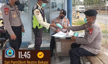 Sat Pam Obvit Polres Metro Bekasi Patroli Sekaligus Bagikan Masker di Kawasan Industri