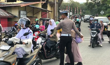 Hadir untuk Masyarakat, Polisi Aceh Tengah Kawal Pelajar Menyeberang di Tengah Arus Padat