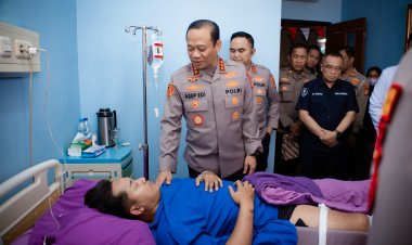 Menguatkan Anggota yang Terluka, Kapolda Metro Jaya Kunjungi RS Polri