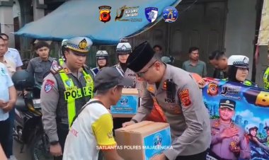 Sambut HUT ke-71 Lalu Lintas Bhayangkara, Kapolres Majalengka Bagikan 60 Helm SNI & Berbagi dengan Warga Kurang Mampu