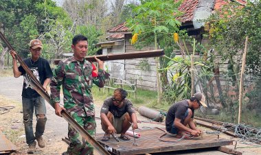 DUKUNG PEMBANGUNAN INFRASTRUKTUR, BABINSA DAMPINGI PENGERJAAN JEMBATAN PERINTIS GARUDA KAMPUNG KOTABUMI