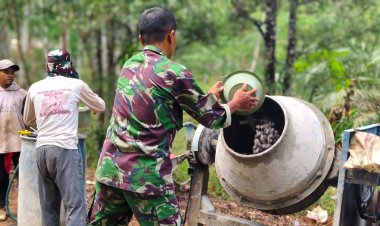 BABINSA SERMA SUHARDI TERJUN LANGSUNG, GOTONG ROYONG BANGUN JEMBATAN BETON PERINTIS GARUDA KAMPUNG BUMIDANA