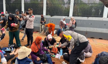 Di Tengah Pelayanan Penyampaian Pendapat, Satgas Gakkum Polda Metro Jaya Bagikan Roti dan Minuman