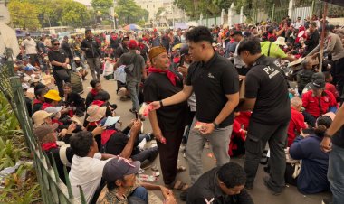 Di Tengah Pelayanan Penyampaian Pendapat, Satgas Gakkum Polda Metro Jaya Bagikan Roti dan Minuman