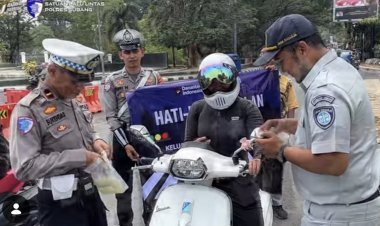 Satlantas Polres Subang & Jasa Raharja Bagikan Cinderamata, Edukasi Keselamatan Lewat Pendekatan Simpatik