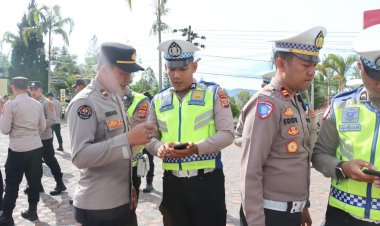 Antisipasi Penyalahgunaan Media Sosial, PJU Polres Bener Meriah Periksa Handphone Personel