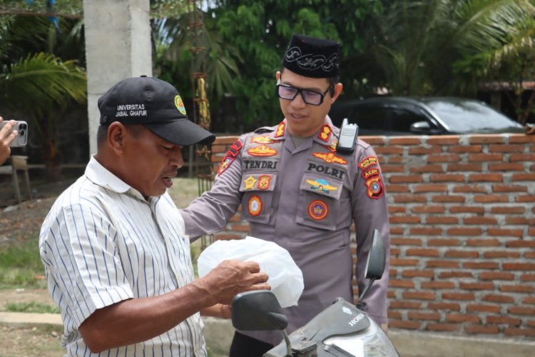 Jumat Berkah Penuh Kepedulian, Kapolres Pidie Jaya Berbagi Bersama Masyarakat