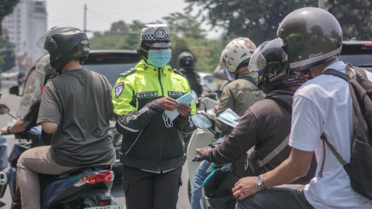 Satlantas Polresta Bogor Kota Bagikan Masker Gratis, Antisipasi Dampak Debu Vulkanik