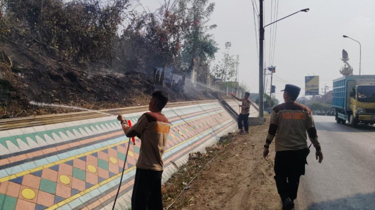 Satgas Karhutla Polres Way Kanan Bersama TNI  Damkar dan BPBD Padamkan Kebakaran Lahan di Umpu Semenguk