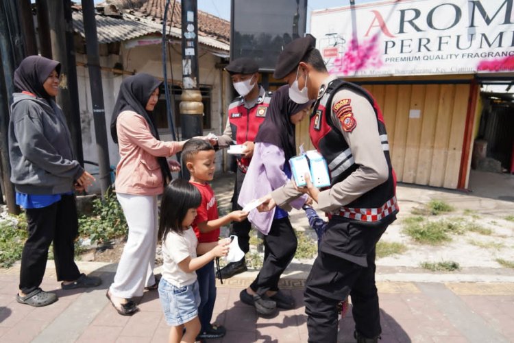 Polres Cimahi Bergerak Cepat Bagikan Masker Gratis, Antisipasi Dampak Debu Vulkanik