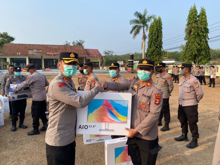 Tingkatkan Pelayanan dan Kesiapsiagaan Karhutla, Polres Way Kanan Salurkan PC AIO hingga Peralatan Pemadam ke Polsek Jajaran