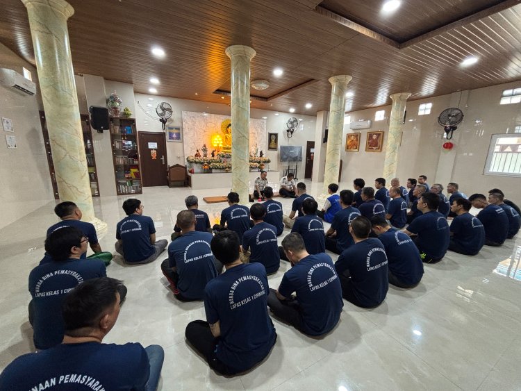 Perkuat Pembinaan Kepribadian, Kalapas Cipinang Ajak Umat Buddha Jaga Tata Tertib dan Kehormatan Vihara