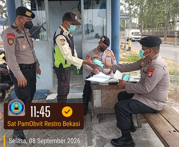 Sat Pam Obvit Polres Metro Bekasi Patroli Sekaligus Bagikan Masker di Kawasan Industri