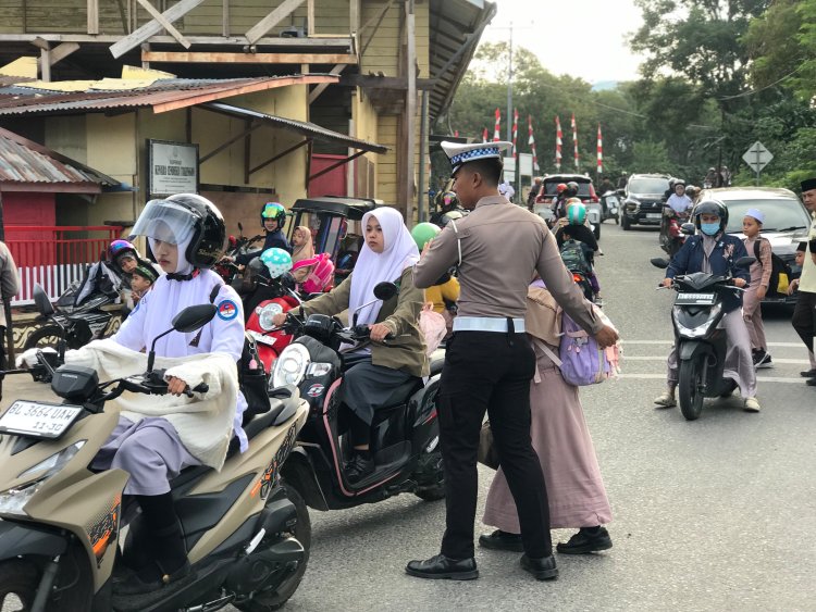 Hadir untuk Masyarakat, Polisi Aceh Tengah Kawal Pelajar Menyeberang di Tengah Arus Padat