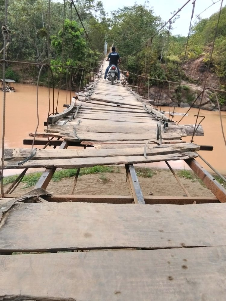 Jembatan Gantung Ojo Lali–Gistang Rusak Parah, Warga Minta Segera Diperbaiki!