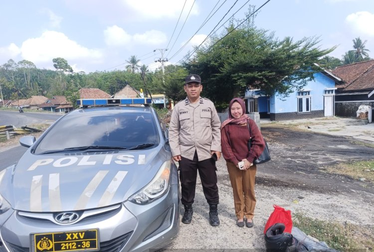 Terima Laporan Polisi 110, Polsek Baradatu Sigap Bantu Warga yang Kendaraannya Mogok di Jalinsum