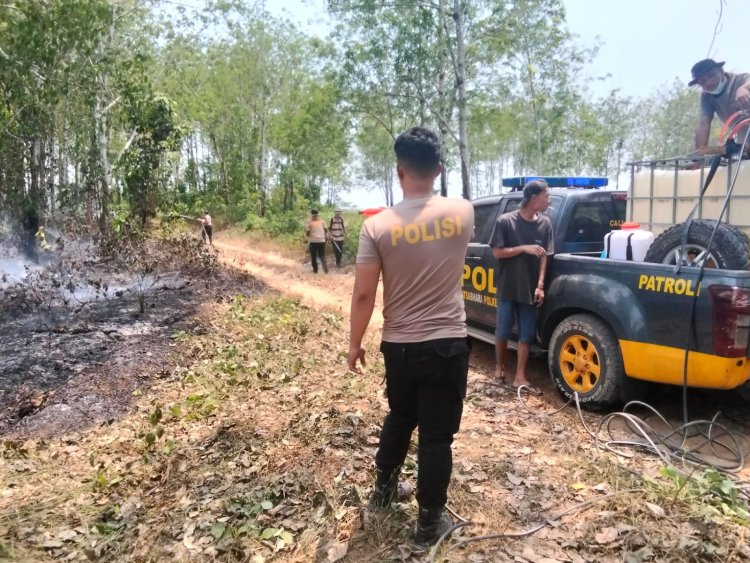Warga & Media Online Indonesia Apresiasi Gerak Cepat Kapolres Way Kanan   Kebakaran Lahan PTPN VII Berhasil Dipadamkan Berkat Layanan Darurat 110 yang Responsif!