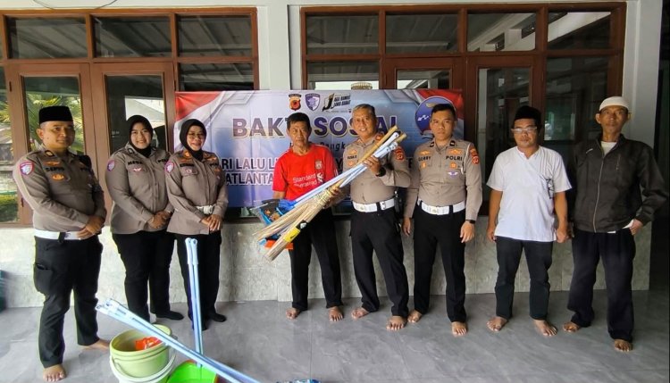Bukan Hanya Mengatur Lalu Lintas, Satlantas Polresta Bogor Kota Turun Tangan Bersihkan Masjid