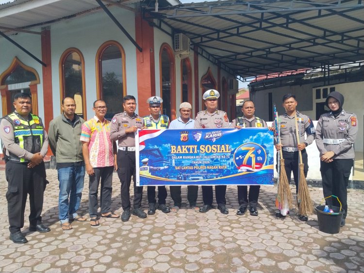 Bakti Sosial HUT Lalu Lintas ke-71, Satlantas Polres Nagan Raya Bersihkan Masjid Al Ikhlas