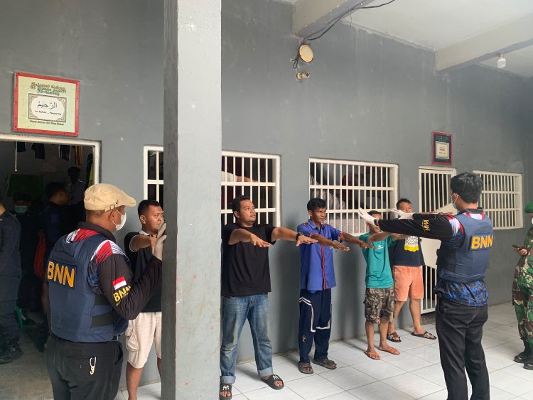Sinergi bersama Polres, Kodim dan BNNK, Lapas Way Kanan Lakukan Razia Gabungan dan Tes Urine Bagi Petugas dan Warga Binaan Lapas Way Kanan.