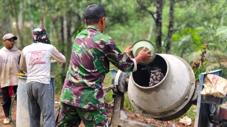 BABINSA SERMA SUHARDI TERJUN LANGSUNG, GOTONG ROYONG BANGUN JEMBATAN BETON PERINTIS GARUDA KAMPUNG BUMIDANA