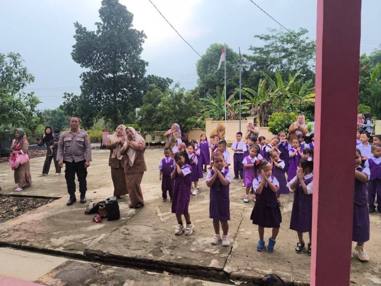 Polisi Sahabat Anak, Polsek Gunung Labuhan Terima Kunjungan Murid TKN Pembina Way Tuba