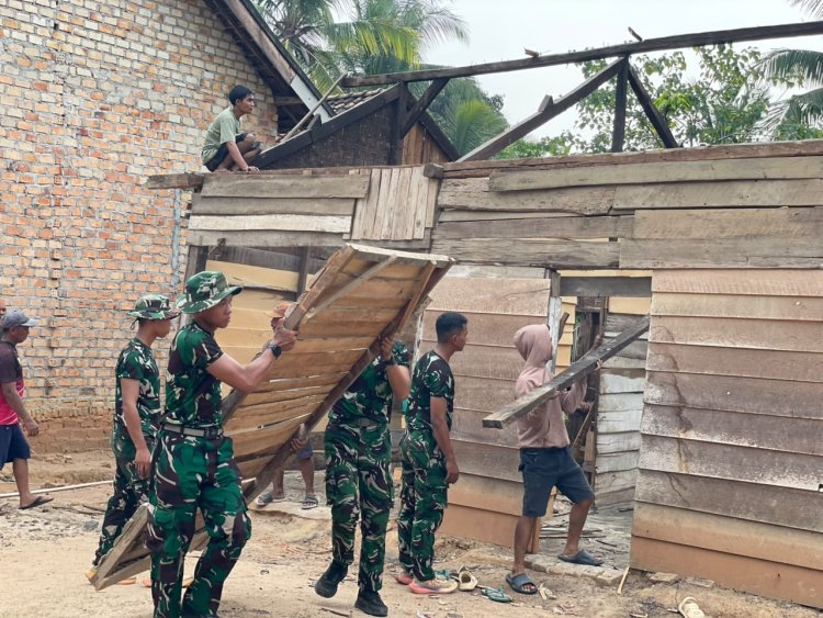 HARI PERTAMA PRA TMMD KE-130, KODIM 0427/WAY KANAN BONGKAR RUMAH WARGA, KAPTEN A. YANI FOLSEN TURUN LANGSUNG