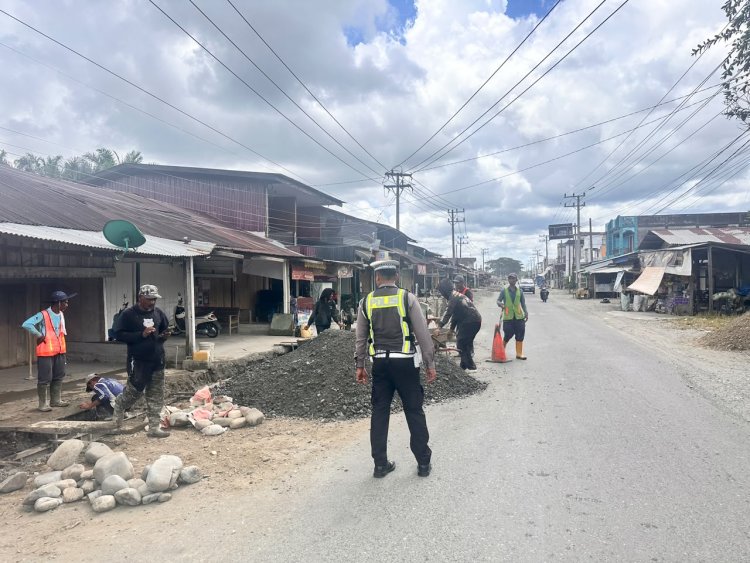 Cegah Kecelakaan, Satlantas Polres Nagan Raya Pantau Pengerjaan Gorong-Gorong di Jalan Nasional