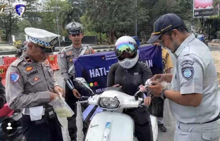 Satlantas Polres Subang & Jasa Raharja Bagikan Cinderamata, Edukasi Keselamatan Lewat Pendekatan Simpatik