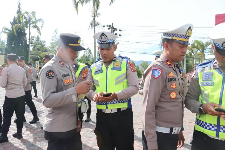 Antisipasi Penyalahgunaan Media Sosial, PJU Polres Bener Meriah Periksa Handphone Personel