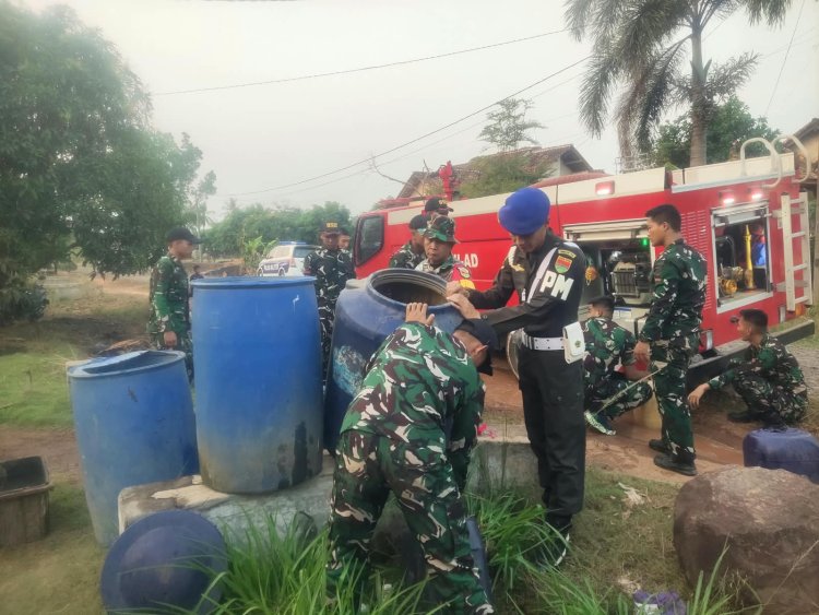 PEDULI KEBUTUHAN WARGA, TNI BERSINERGI SALURKAN AIR BERSIH KE KAMPUNG RAMSAI WAY KANAN