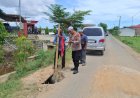 Mobil Terperosok di Jalan Berlubang, Kapolsek Nurussalam Hadir Membantu