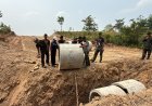 Dukung Kelancaran Pembangunan Jalan, Dan SSK Kapten Inf A. Yani Folsen Tinjau Langsung Pemasangan Gorong-Gorong