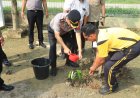 Tanam Pohon di SMA Negeri 1 Baktiya, Kapolres Aceh Utara Dukung Program Kapolri Green Policing
