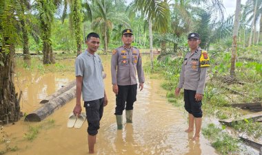 Kapolsek Simpang Jernih Turun Pantau Banjir, 30 KK Warga Masih Mengungsi