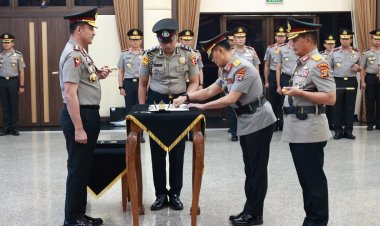 Kapolri Pimpin Sertijab Kakorlantas dan Tiga Kapolda di Mabes Polri