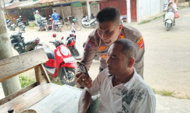 Polisi Bersama Masyarakat, Kapolsek Nurussalam Bantu Warga Daftar Perlindungan Sosial di Darul Falah