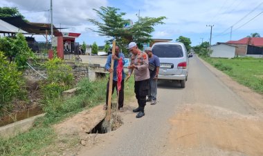 Mobil Terperosok di Jalan Berlubang, Kapolsek Nurussalam Hadir Membantu