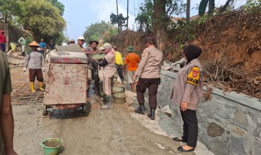 Polisi Bersama Masyarakat, Bhabinkamtibmas Gotong Royong Cor Jalan di Campur Asri   
